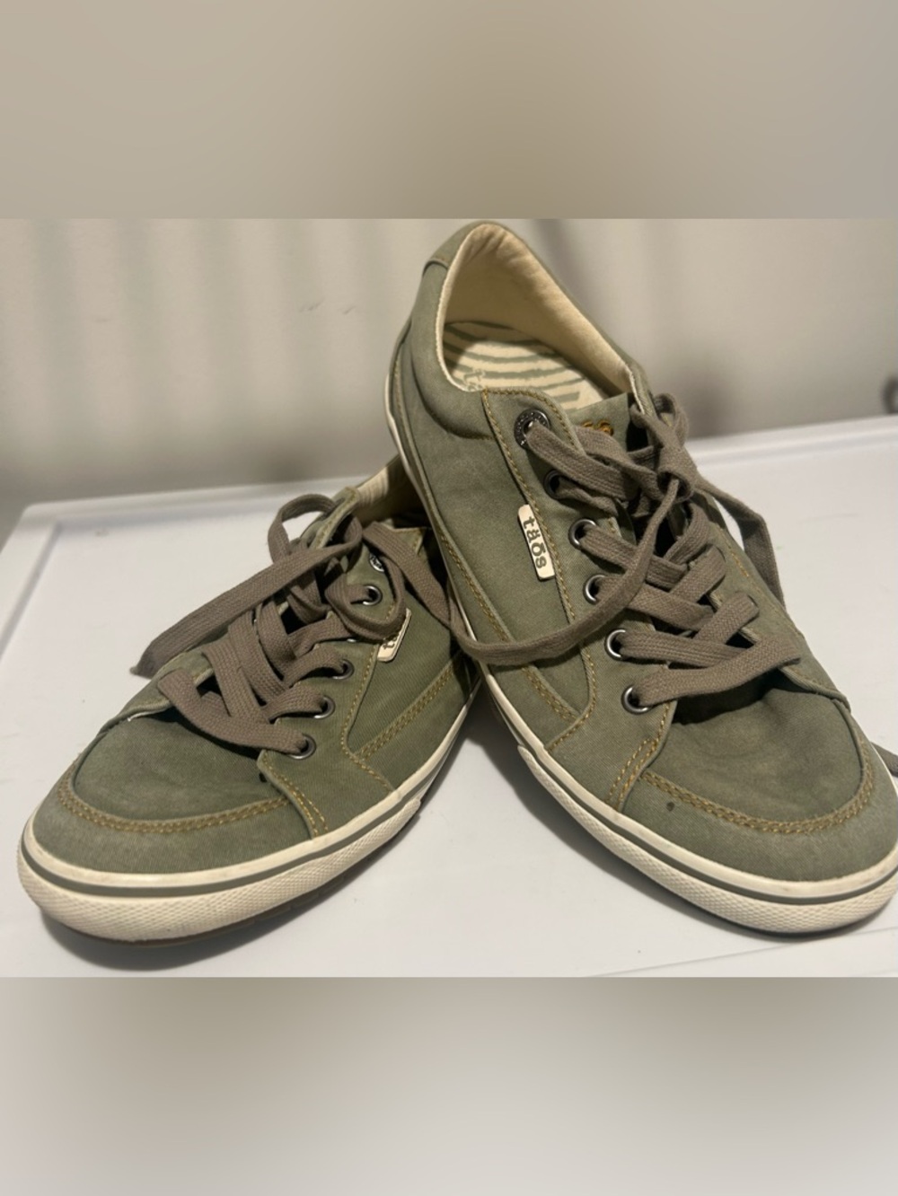 Taos Footwear women’s Moc Star Canvas olive green sneakers good condition 9